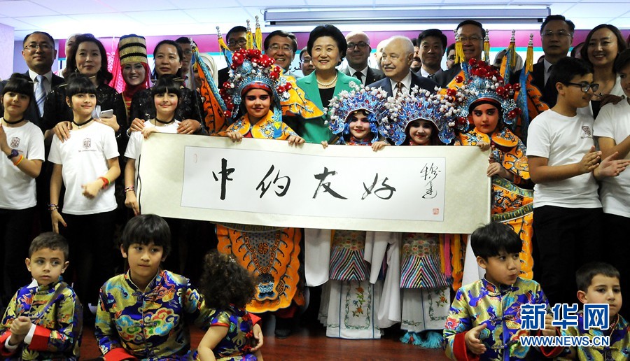 4月20日，在約旦首都安曼，中國國務(wù)院副總理劉延?xùn)|（中）考察TAG孔子學(xué)院。 新華社記者林曉蔚攝