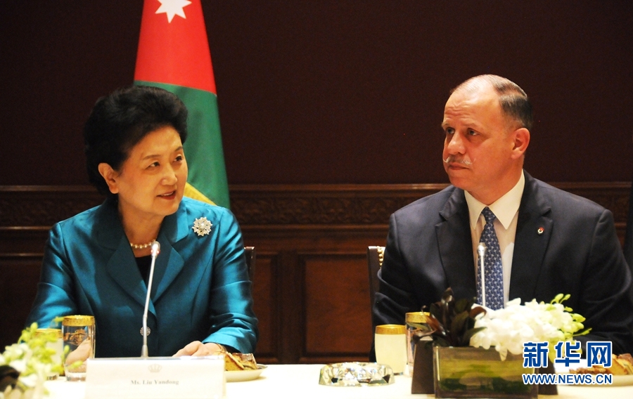 4月20日，在約旦首都安曼，約旦代國(guó)王費(fèi)薩爾（右）會(huì)見中國(guó)國(guó)務(wù)院副總理劉延?xùn)|。 新華社記者林曉蔚攝