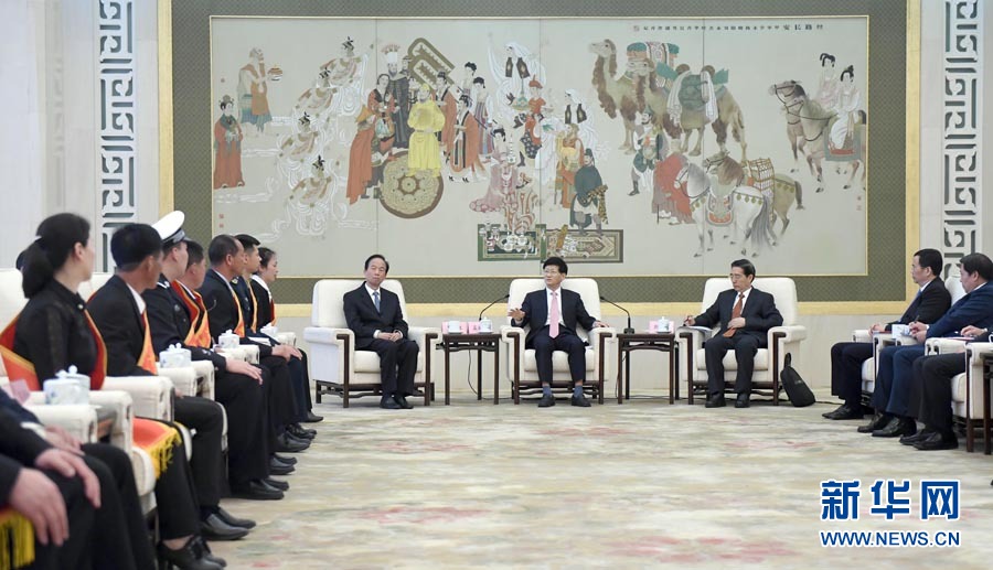 4月24日，第十三屆全國見義勇為英雄模范表彰大會在北京人民大會堂召開。會前，中共中央政治局委員、中央政法委書記孟建柱與見義勇為英雄模范及家屬代表座談。國務(wù)委員、公安部部長郭聲琨出席座談會并在表彰大會上講話。新華社記者 張鐸 攝