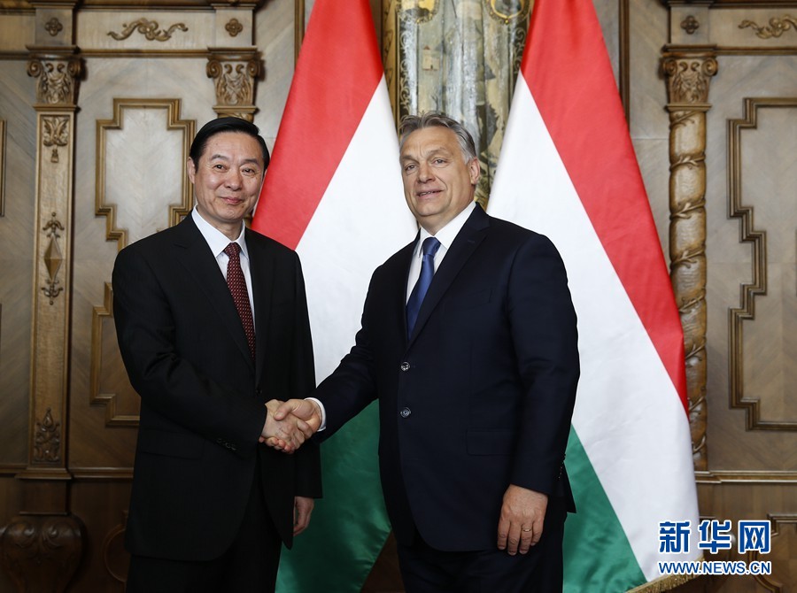 4月24日，在匈牙利首都布達佩斯，匈牙利總理、青民盟主席歐爾班（右）會見中共中央政治局委員、中央書記處書記、中宣部部長劉奇葆。新華社記者葉平凡攝