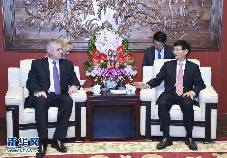 4月26日，中共中央政治局委員、中央政法委書記孟建柱在北京會(huì)見白俄羅斯安全會(huì)議國(guó)務(wù)秘書扎西。 新華社記者 張領(lǐng) 攝