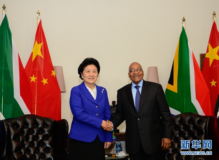 4月25日，南非總統(tǒng)祖馬（右）在比勒陀利亞總統(tǒng)官邸會(huì)見正在對(duì)南非進(jìn)行正式訪問并出席中南高級(jí)別人文交流機(jī)制首次會(huì)議的中國國務(wù)院副總理劉延?xùn)|。 新華社記者 翟健嵐 攝