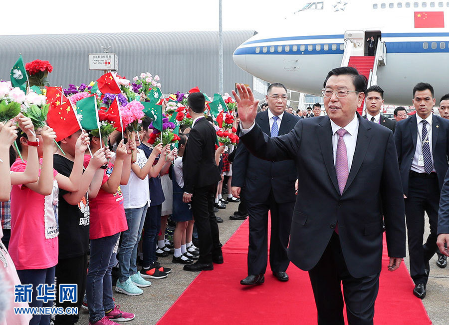 5月8日至10日，中共中央政治局常委、全國人大常委會(huì)委員長張德江視察澳門特別行政區(qū)。這是5月8日，張德江抵達(dá)澳門國際機(jī)場(chǎng)。 新華社記者龐興雷 攝 