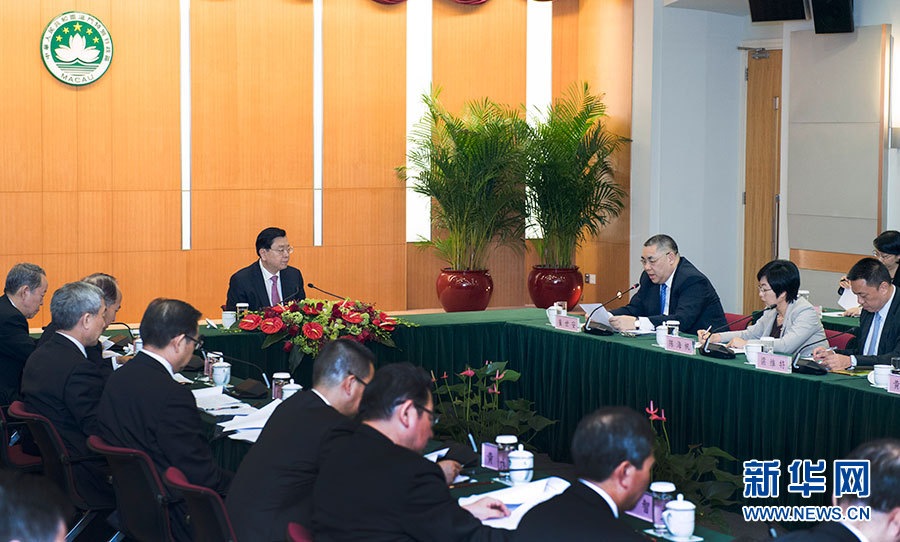 5月8日至10日，中共中央政治局常委、全國人大常委會(huì)委員長張德江視察澳門特別行政區(qū)。這是5月8日，張德江聽取澳門特別行政區(qū)政府工作匯報(bào)。新華社記者 李學(xué)仁 攝