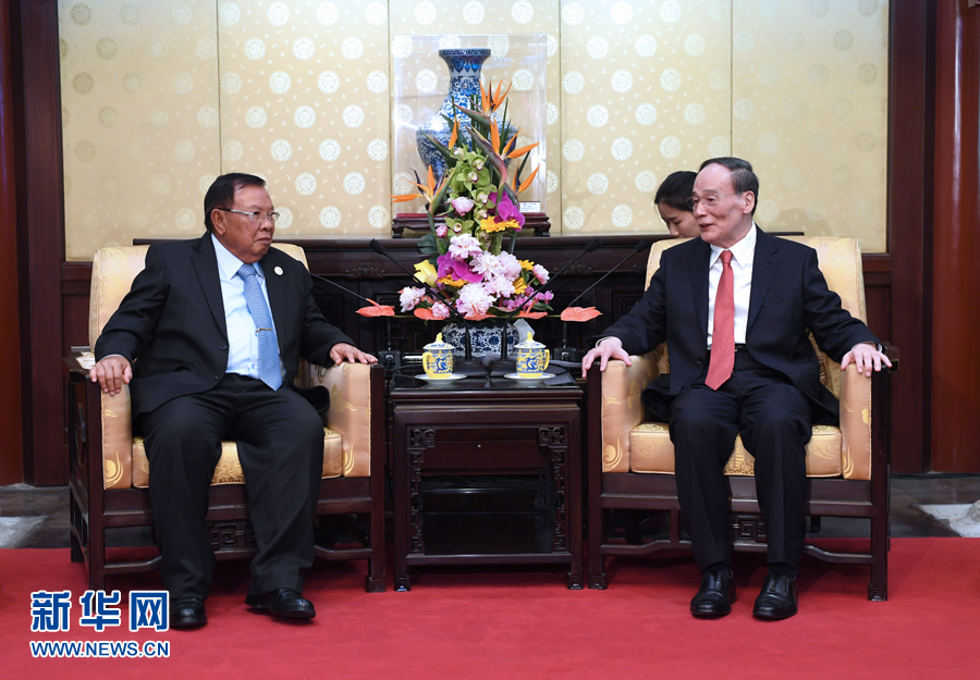 5月13日，中共中央政治局常委、中央紀(jì)委書(shū)記王岐山在北京釣魚(yú)臺(tái)國(guó)賓館會(huì)見(jiàn)老撾人民革命黨中央總書(shū)記、國(guó)家主席本揚(yáng)。 新華社記者 饒愛(ài)民攝