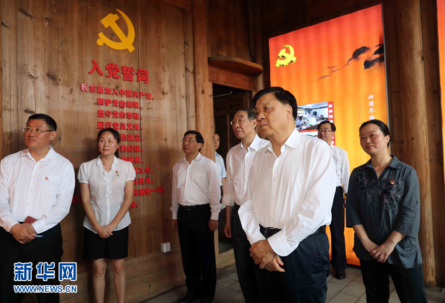 6月8日至10日，中共中央政治局常委、中央書記處書記劉云山在福建調研。這是6月9日，劉云山專程來到政和縣石圳村，深入了解廖俊波的事跡。新華社記者 劉衛(wèi)兵 攝