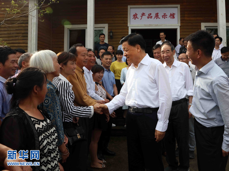 6月8日至10日，中共中央政治局常委、中央書記處書記劉云山在福建調研。這是6月9日，劉云山在周寧縣上洋村與村民親切交談。新華社記者 劉衛(wèi)兵 攝