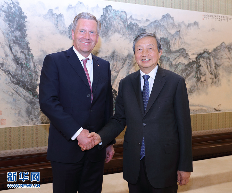 6月13日，國(guó)務(wù)院副總理馬凱在北京中南海紫光閣會(huì)見德國(guó)前總統(tǒng)、全球中小企業(yè)聯(lián)盟全球主席武爾夫。 新華社記者 王曄 攝 