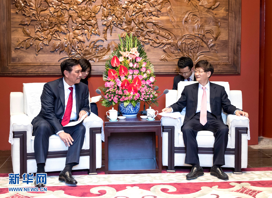 6月15日，中共中央政治局委員、中央政法委書記孟建柱在北京會(huì)見印尼總統(tǒng)特使、海洋統(tǒng)籌部長(zhǎng)盧胡特。   新華社記者 丁海濤攝