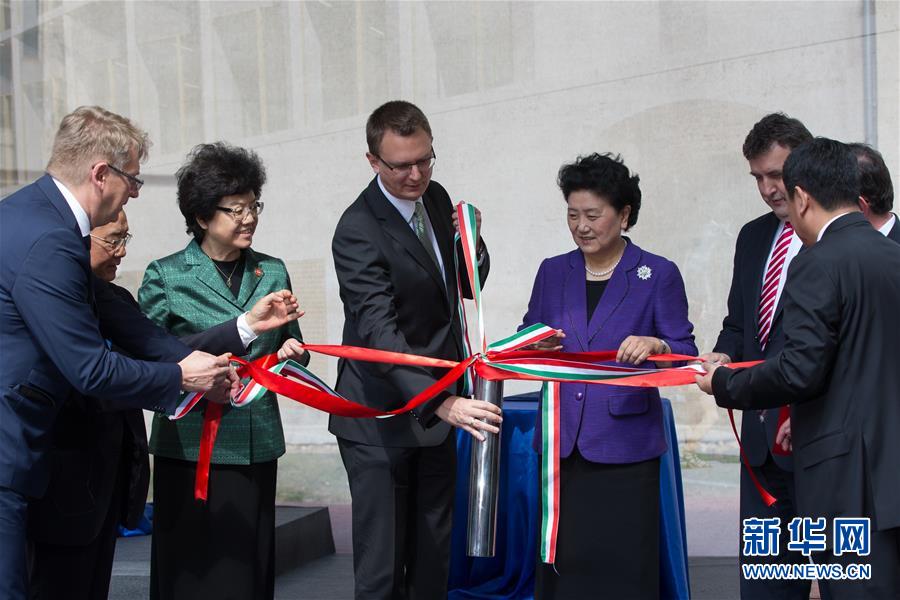 6月18日，在匈牙利布達(dá)佩斯，中國國務(wù)院副總理劉延?xùn)|在考察匈牙利塞梅爾維斯醫(yī)科大學(xué)時(shí)為健康學(xué)院新教學(xué)樓奠基。中國國務(wù)院副總理劉延?xùn)|18日在布達(dá)佩斯考察匈牙利塞梅爾維斯醫(yī)科大學(xué)并出席中匈中醫(yī)藥教育合作系列活動(dòng)。 新華社發(fā)（弗爾季&middot;奧蒂洛攝） 