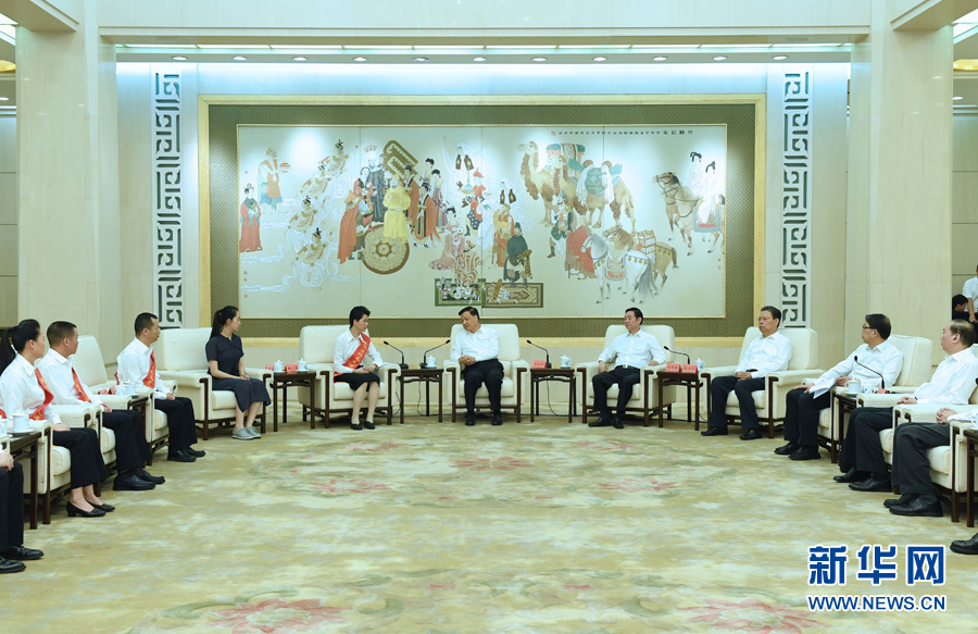 6月21日，廖俊波同志先進事跡報告會在北京人民大會堂舉行。報告會前，中共中央政治局常委、中央書記處書記劉云山會見報告團成員，代表習(xí)近平總書記，代表黨中央，向廖俊波同志家屬表示親切慰問，并頒發(fā)黨中央追授廖俊波同志&ldquo;全國優(yōu)秀共產(chǎn)黨員&rdquo;證書、獎?wù)?。新華社記者 饒愛民 攝