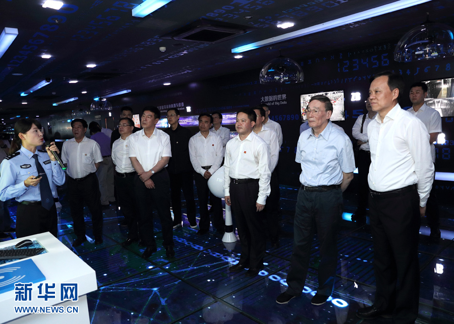 6月20日至22日，中共中央政治局常委、中央紀(jì)委書記王岐山在貴州省檢查紀(jì)檢監(jiān)察工作。這是6月21日，王岐山在調(diào)研期間考察貴陽大數(shù)據(jù)應(yīng)用展示中心。新華社記者 王曄 攝