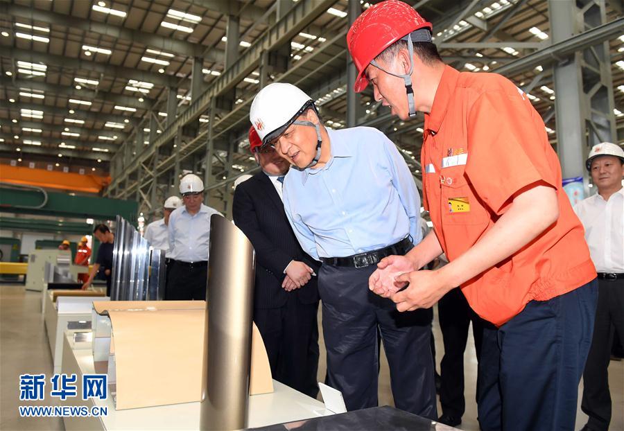 6月22日至24日，中共中央政治局常委、中央書記處書記劉云山在遼寧調(diào)研。這是6月22日，劉云山在營(yíng)口市忠旺鋁業(yè)公司調(diào)研。 新華社記者張鐸 攝