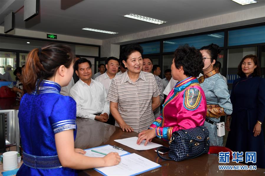 6月25日，全國民族團(tuán)結(jié)進(jìn)步創(chuàng)建經(jīng)驗(yàn)交流現(xiàn)場(chǎng)會(huì)在內(nèi)蒙古興安盟召開，中共中央政治局委員、國務(wù)院副總理劉延?xùn)|出席會(huì)議并講話。在內(nèi)蒙古期間，劉延?xùn)|考察內(nèi)蒙古人民代表會(huì)議舊址即&ldquo;五一會(huì)址&rdquo;，深入社區(qū)看望各族干部群眾。這是劉延?xùn)|在興安盟科右前旗興科社區(qū)與群眾交談。新華社記者 陳曄華 攝