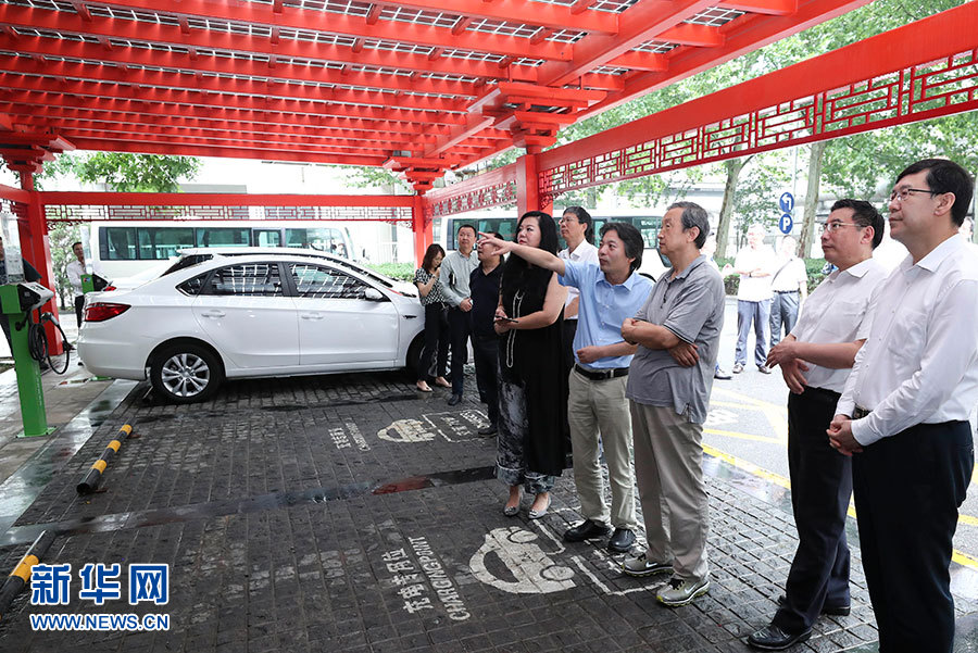 近日，中共中央政治局委員、國務(wù)院副總理馬凱在北京調(diào)研新能源汽車產(chǎn)業(yè)發(fā)展。這是7月4日，馬凱在北京深入新能源汽車充換電設(shè)施、充電服務(wù)平臺、分時租賃等單位調(diào)研。新華社記者 龐興雷 攝