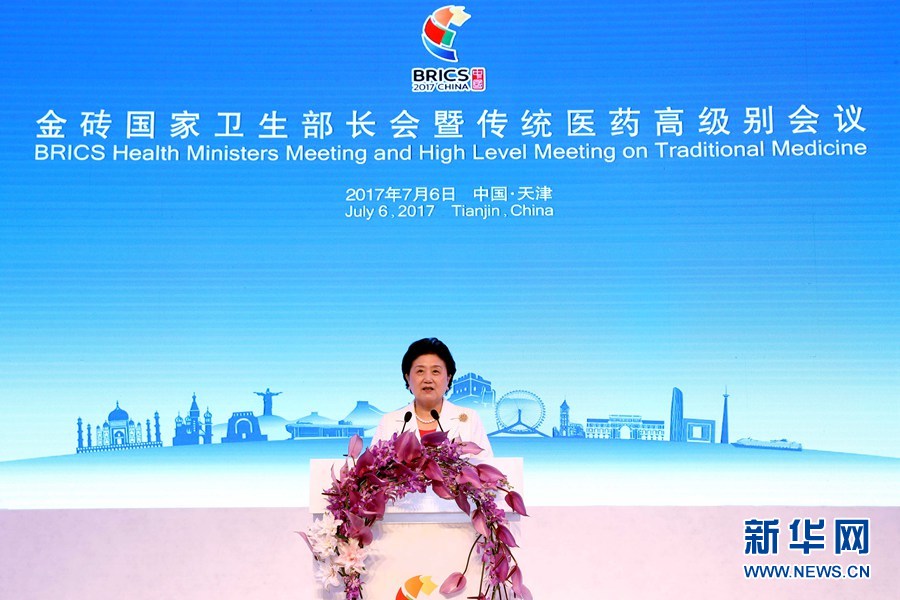 7月6日，金磚國家衛(wèi)生部長會暨傳統(tǒng)醫(yī)藥高級別會議在天津開幕。國家主席習(xí)近平發(fā)來賀信，對會議召開表示祝賀。國務(wù)院副總理劉延?xùn)|在開幕式上宣讀習(xí)近平的賀信并發(fā)表主旨演講。新華社記者 張玉薇 攝