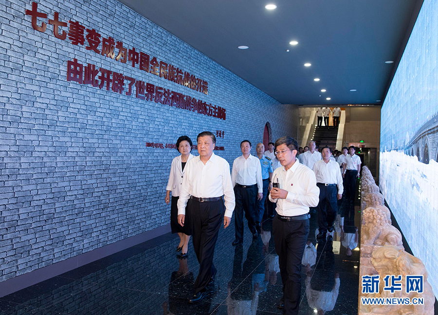7月7日，紀(jì)念全民族抗戰(zhàn)爆發(fā)80周年儀式在中國(guó)人民抗日戰(zhàn)爭(zhēng)紀(jì)念館舉行。中共中央政治局常委、中央書記處書記劉云山出席儀式并講話。這是儀式后，劉云山參觀《全民抗戰(zhàn)偉大壯舉&mdash;&mdash;紀(jì)念全民族抗戰(zhàn)爆發(fā)80周年專題展覽》。 新華社記者丁林?jǐn)z