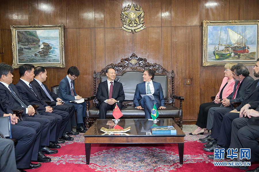 7月11日，在巴西首都巴西利亞，中共中央書記處書記、全國(guó)政協(xié)副主席杜青林（中左）會(huì)見(jiàn)巴西參議院議長(zhǎng)歐尼西奧&middot;奧利維拉（中右）。新華社記者李明攝