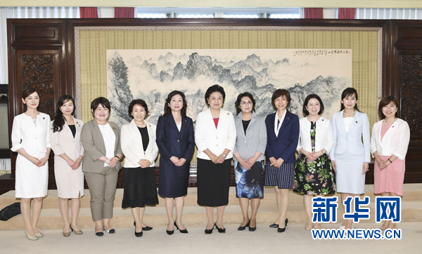 　　7月12日，國(guó)務(wù)院副總理劉延?xùn)|在北京會(huì)見(jiàn)以日本自民黨前總務(wù)會(huì)長(zhǎng)野田圣子為首的日本執(zhí)政黨女國(guó)會(huì)議員代表團(tuán)一行。 新華社記者 高潔 攝