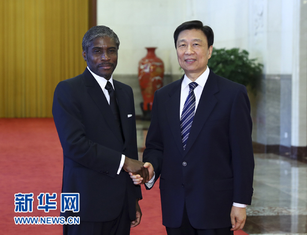 7月13日，中國國家副主席李源潮在北京人民大會(huì)堂與赤道幾內(nèi)亞副總統(tǒng)曼格會(huì)談。 新華社記者 謝環(huán)馳 攝