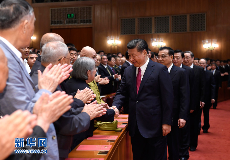 7月28日，慶祝中國(guó)人民解放軍建軍90周年文藝晚會(huì)《在黨的旗幟下》在北京人民大會(huì)堂舉行。中共中央總書記、國(guó)家主席、中央軍委主席習(xí)近平和李克強(qiáng)、張德江、俞正聲、劉云山、王岐山、張高麗等黨和國(guó)家領(lǐng)導(dǎo)人，與首都3000多名各界群眾一起觀看演出。演出開始前，習(xí)近平等與老戰(zhàn)士、老同志代表和&ldquo;八一勛章&rdquo;獲得者親切握手。新華社記者 李學(xué)仁 攝