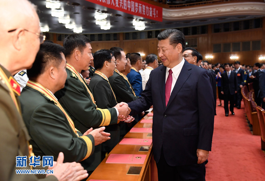 7月28日，慶祝中國(guó)人民解放軍建軍90周年文藝晚會(huì)《在黨的旗幟下》在北京人民大會(huì)堂舉行。中共中央總書記、國(guó)家主席、中央軍委主席習(xí)近平和李克強(qiáng)、張德江、俞正聲、劉云山、王岐山、張高麗等黨和國(guó)家領(lǐng)導(dǎo)人，與首都3000多名各界群眾一起觀看演出。演出開始前，習(xí)近平等與老戰(zhàn)士、老同志代表和&ldquo;八一勛章&rdquo;獲得者親切握手。新華社記者 李學(xué)仁 攝