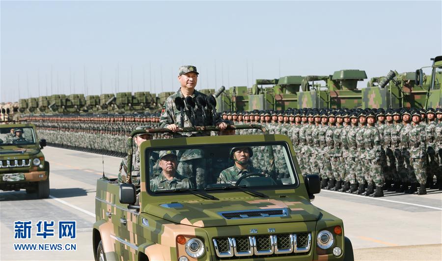 7月30日上午，慶祝中國人民解放軍建軍90周年閱兵在朱日和聯(lián)合訓(xùn)練基地隆重舉行。中共中央總書記、國家主席、中央軍委主席習(xí)近平檢閱部隊并發(fā)表重要講話。這是習(xí)近平乘車檢閱部隊。新華社記者 李剛 攝