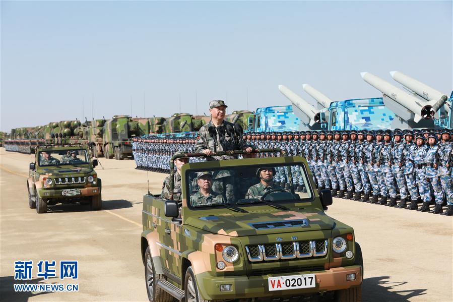 7月30日上午，慶祝中國人民解放軍建軍90周年閱兵在朱日和聯(lián)合訓(xùn)練基地隆重舉行。中共中央總書記、國家主席、中央軍委主席習(xí)近平檢閱部隊并發(fā)表重要講話。這是習(xí)近平乘車檢閱部隊。新華社記者 李剛 攝
