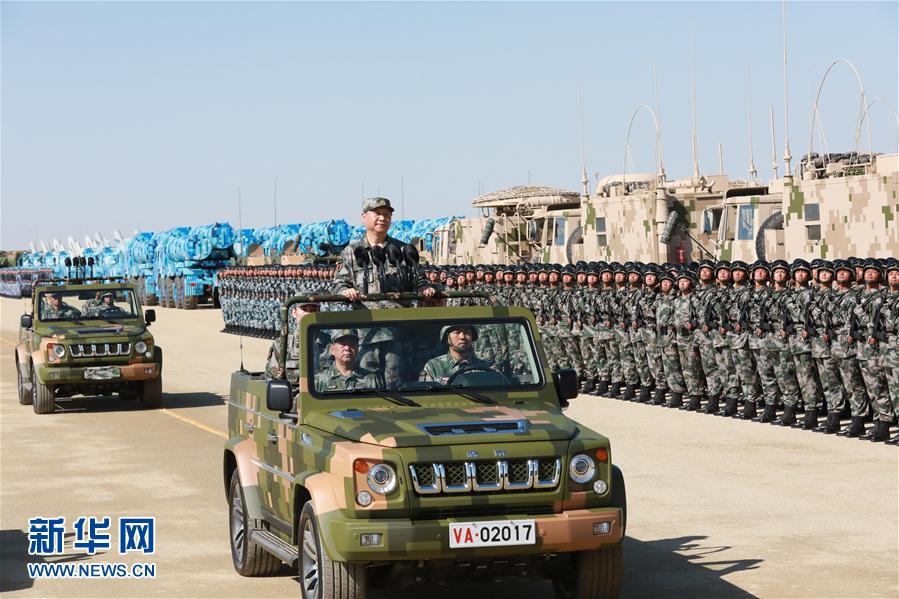 7月30日上午，慶祝中國人民解放軍建軍90周年閱兵在朱日和聯(lián)合訓(xùn)練基地隆重舉行。中共中央總書記、國家主席、中央軍委主席習(xí)近平檢閱部隊并發(fā)表重要講話。這是習(xí)近平乘車檢閱部隊。新華社記者 李剛 攝