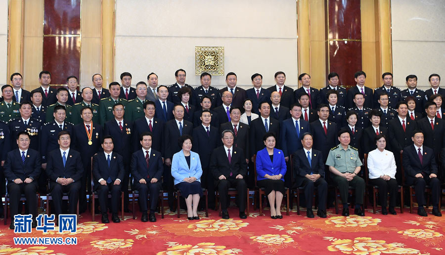 8月7日，中共中央政治局常委、全國政協(xié)主席、中央代表團團長俞正聲率代表團部分成員分別赴內(nèi)蒙古軍區(qū)、武警內(nèi)蒙古總隊、武警內(nèi)蒙古森林總隊慰問，并會見自治區(qū)政法干警代表。這是俞正聲會見自治區(qū)政法干警代表并合影。新華社記者 張領 攝