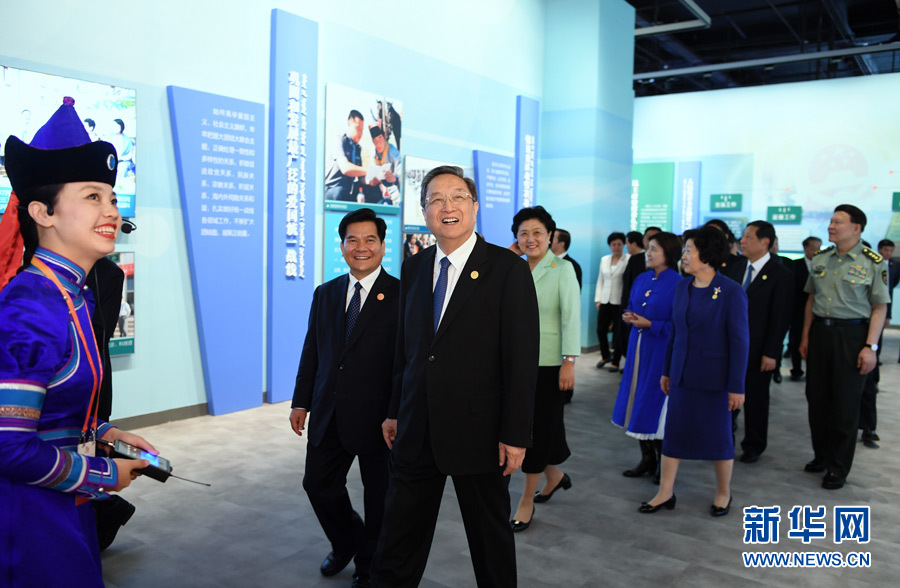 8月7日，中共中央政治局常委、全國政協(xié)主席、中央代表團團長俞正聲率代表團全體成員來到內(nèi)蒙古展覽館，參觀《守望相助團結(jié)奮斗&mdash;&mdash;慶祝內(nèi)蒙古自治區(qū)成立70周年展覽》。 新華社記者 張領(lǐng) 攝