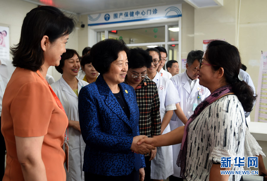 8月9日，中共中央政治局委員、中央統(tǒng)戰(zhàn)部部長(zhǎng)、中央代表團(tuán)副團(tuán)長(zhǎng)孫春蘭率中央代表團(tuán)三分團(tuán)，先后赴內(nèi)蒙古自治區(qū)烏海市、阿拉善盟看望各族干部群眾。這是孫春蘭在烏海市婦兒醫(yī)療預(yù)防保健中心同患者親切交談。新華社記者 任軍川 攝