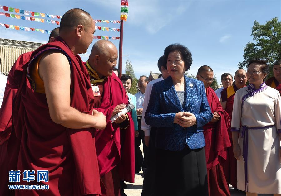 8月10日，中共中央政治局委員、中央統(tǒng)戰(zhàn)部部長、中央代表團(tuán)副團(tuán)長孫春蘭率中央代表團(tuán)三分團(tuán)繼續(xù)在內(nèi)蒙古自治區(qū)阿拉善盟看望慰問，把以習(xí)近平同志為核心的黨中央的親切關(guān)懷和全國各族人民的美好祝福帶給阿拉善各族各界干部群眾。這是孫春蘭在佛教寺廟延福寺考察。新華社記者 任軍川 攝