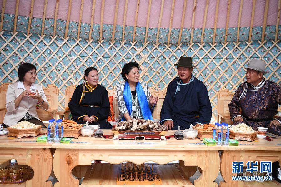 8月10日，中共中央政治局委員、國(guó)務(wù)院副總理、中央代表團(tuán)副團(tuán)長(zhǎng)劉延?xùn)|率中央代表團(tuán)二分團(tuán)來(lái)到呼倫貝爾，把以習(xí)近平同志為核心的黨中央的親切關(guān)懷和全國(guó)人民的美好祝福帶給當(dāng)?shù)馗髯甯刹咳罕?。這是劉延?xùn)|在呼倫貝爾市陳巴爾虎旗與當(dāng)?shù)啬撩裼H切交談。新華社記者 連振 攝