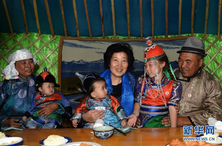8月11日，帶著以習(xí)近平同志為核心的黨中央的親切關(guān)懷和全國各族人民的美好祝福，中共中央政治局委員、中央統(tǒng)戰(zhàn)部部長、中央代表團(tuán)副團(tuán)長孫春蘭率中央代表團(tuán)三分團(tuán)在錫林郭勒盟看望各族干部群眾，共同慶祝內(nèi)蒙古自治區(qū)成立70周年。這是孫春蘭在錫林浩特市寶力根蘇木牧民巴&middot;巴特爾（右一）家中看望。新華社記者 任軍川 攝
