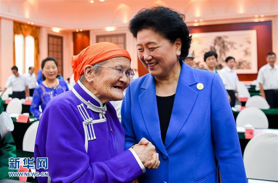 8月11日，中共中央政治局委員、國務(wù)院副總理、中央代表團副團長劉延?xùn)|率中央代表團二分團，看望慰問烏蘭察布各族干部群眾，轉(zhuǎn)達以習(xí)近平同志為核心的黨中央的親切關(guān)懷和全國人民的美好祝愿。這是劉延?xùn)|在出席烏蘭察布市慶祝內(nèi)蒙古自治區(qū)成立70周年座談會后，與&ldquo;草原母親&rdquo;都貴瑪親切交談。新華社記者 連振 攝