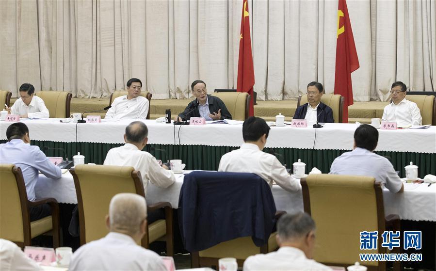 9月3日至5日，中共中央政治局常委、中央紀(jì)委書(shū)記、中央巡視工作領(lǐng)導(dǎo)小組組長(zhǎng)王岐山在湖南省調(diào)研并主持召開(kāi)巡察工作座談會(huì)。這是9月4日，王岐山在長(zhǎng)沙主持召開(kāi)巡察工作座談會(huì)。新華社記者 王曄 攝
