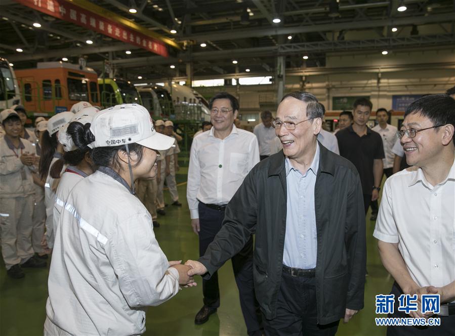 9月3日至5日，中共中央政治局常委、中央紀(jì)委書(shū)記、中央巡視工作領(lǐng)導(dǎo)小組組長(zhǎng)王岐山在湖南省調(diào)研并主持召開(kāi)巡察工作座談會(huì)。這是9月4日，王岐山到中國(guó)中車(chē)株洲電力機(jī)車(chē)有限公司考察。新華社記者 王曄 攝
