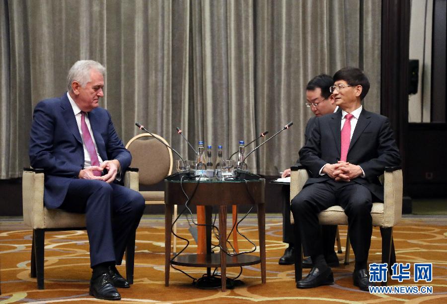 9月11日，在塞爾維亞首都貝爾格萊德，習(xí)近平主席特使、中共中央政治局委員、中央政法委書記孟建柱（右）會見塞爾維亞前總統(tǒng)尼科利奇（左）。新華社記者王慧娟攝