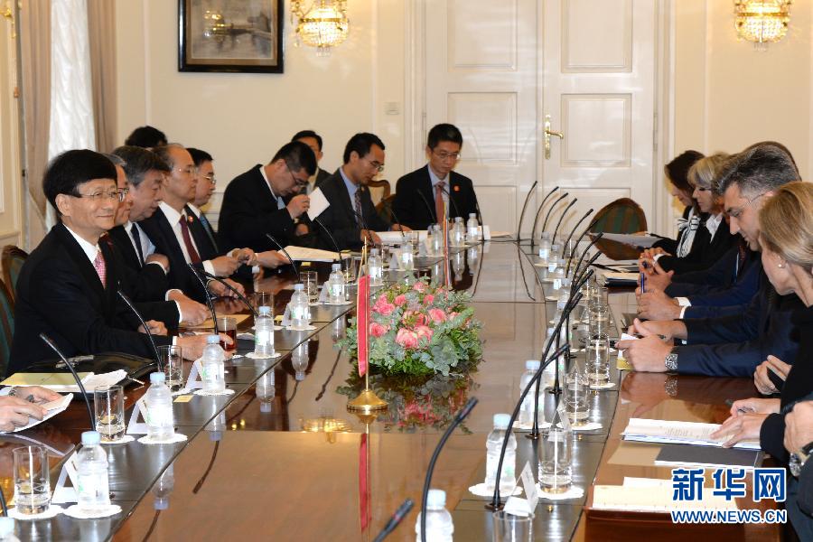 9月12日，克羅地亞總理普連科維奇（右二）在首都薩格勒布會(huì)見到訪的習(xí)近平主席特使、中共中央政治局委員、中央政法委書記孟建柱（左一）。新華社記者高磊攝