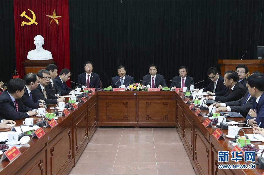 應越南共產(chǎn)黨邀請，中共中央政治局常委、中央書記處書記劉云山9月18日至19日對越南進行正式訪問。這是9月19日，劉云山在越共中央政治局委員范明政陪同下考察胡志明國家政治學院，并與曾赴華考察交流的越方學員代表進行座談。 新華社記者龐興雷 攝