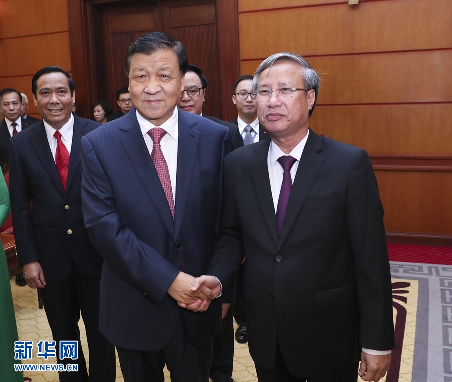 應越南共產(chǎn)黨邀請，中共中央政治局常委、中央書記處書記劉云山9月18日至19日對越南進行正式訪問。這是9月18日，劉云山在河內與越共中央政治局委員陳國旺舉行會談。 新華社記者 龐興雷 攝