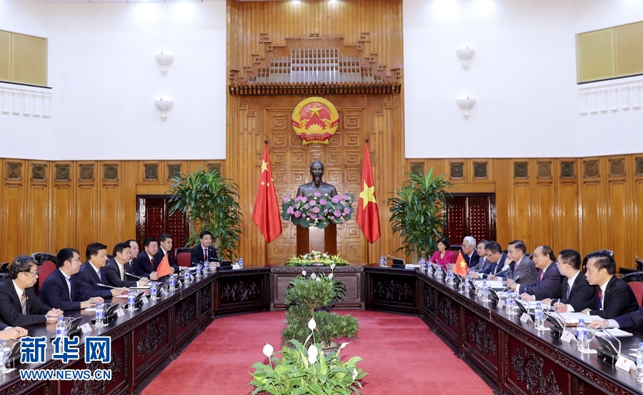 應越南共產(chǎn)黨邀請，中共中央政治局常委、中央書記處書記劉云山9月18日至19日對越南進行正式訪問。這是9月19日，劉云山在河內會見越南總理阮春福。 新華社記者 丁林 攝