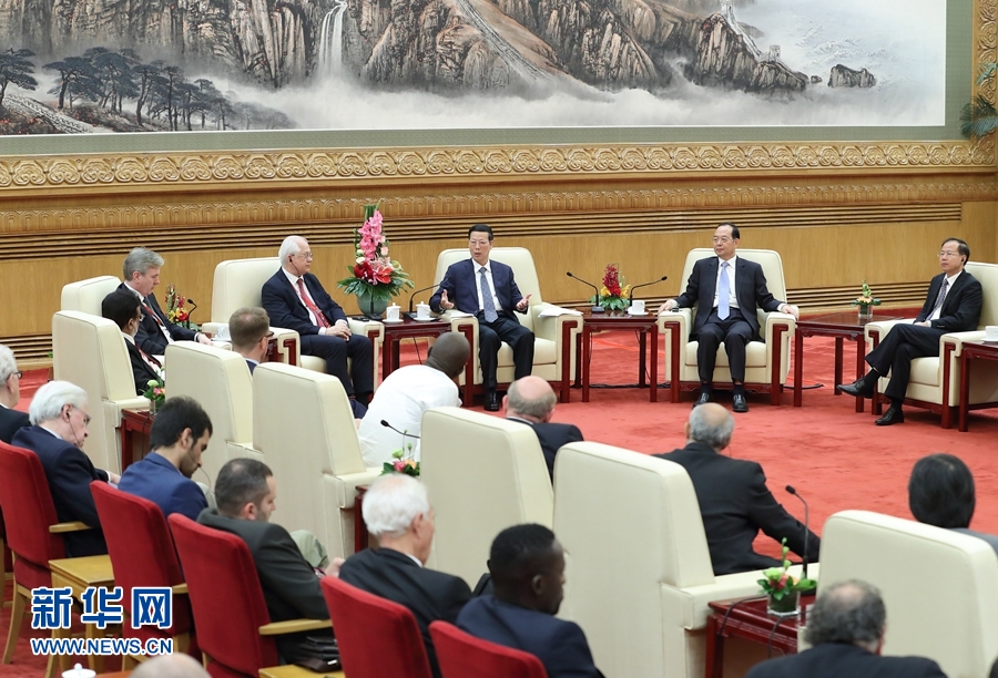 9月21日，中共中央政治局常委、國(guó)務(wù)院副總理張高麗在北京人民大會(huì)堂會(huì)見(jiàn)來(lái)華參加2017&ldquo;一帶一路&rdquo;媒體合作論壇的外方代表并回答大家關(guān)心的問(wèn)題。新華社記者王曄攝 