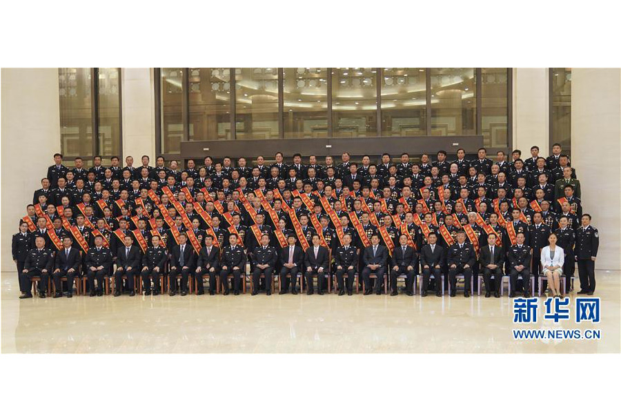 9月22日，&ldquo;熱血鑄劍&middot;丹心衛(wèi)民&rdquo;全國公安百佳刑警推選活動揭曉儀式在北京舉行。中共中央政治局委員、中央政法委書記孟建柱會見當(dāng)選民警并觀看揭曉儀式。國務(wù)委員、公安部部長郭聲琨參加會見并觀看揭曉儀式。新華社記者 殷剛 攝