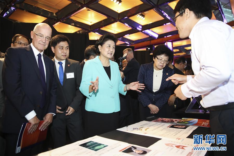 9月25日，在美國紐約，國務(wù)院副總理劉延?xùn)|（中）在紐約大學(xué)校長漢密爾頓（前左一）的陪同下參觀中美兩國青年創(chuàng)客產(chǎn)品展示。國務(wù)院副總理劉延?xùn)|25日在美國紐約大學(xué)出席中美創(chuàng)客峰會暨中美青年創(chuàng)客中心啟動儀式并講話。新華社記者 王迎 攝