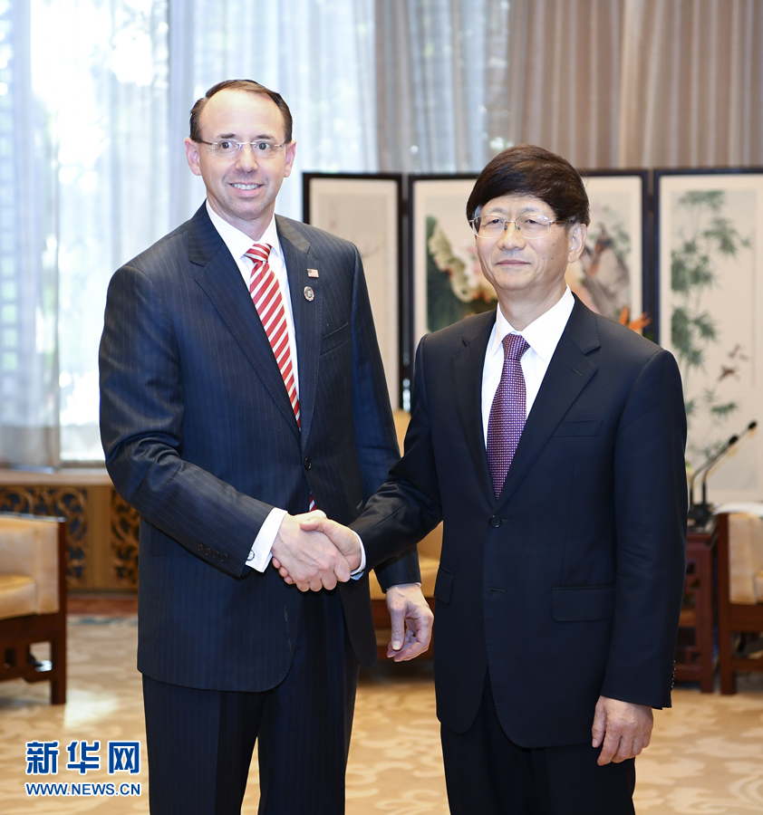 9月26日，中共中央政治局委員、中央政法委書(shū)記孟建柱在北京會(huì)見(jiàn)來(lái)華出席國(guó)際刑警組織第86屆全體大會(huì)的美國(guó)司法部常務(wù)副部長(zhǎng)羅森斯坦。新華社記者 張領(lǐng) 攝