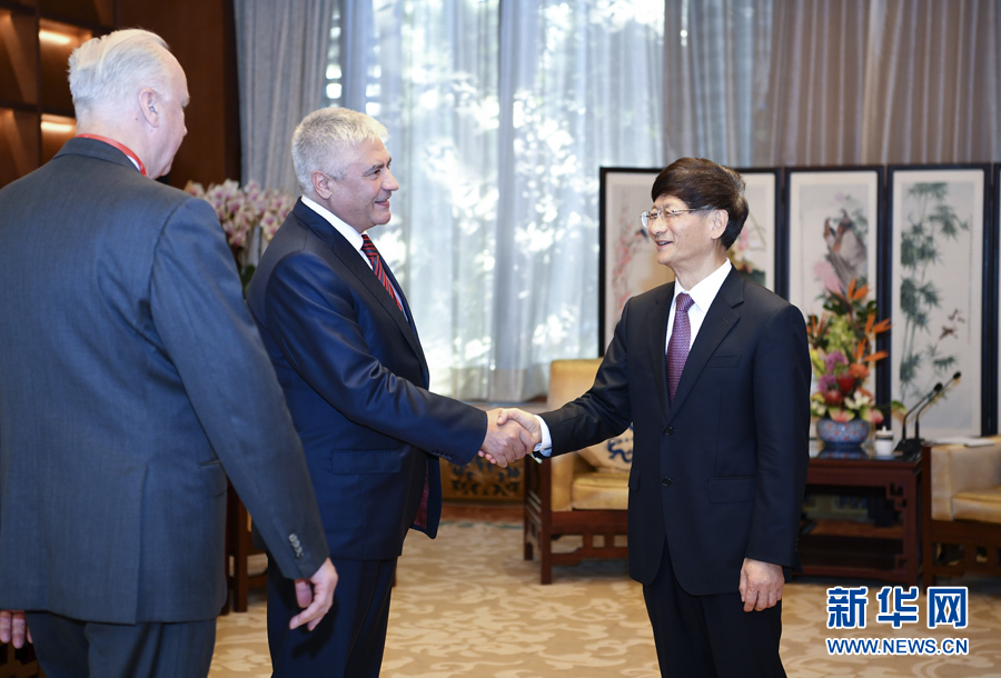 9月26日，中共中央政治局委員、中央政法委書(shū)記孟建柱在北京會(huì)見(jiàn)來(lái)華出席國(guó)際刑警組織第86屆全體大會(huì)的俄羅斯內(nèi)務(wù)部長(zhǎng)科洛科利采夫（左二）和俄聯(lián)邦調(diào)查委員會(huì)主席巴斯特雷金（左一）。新華社記者 張領(lǐng) 攝 