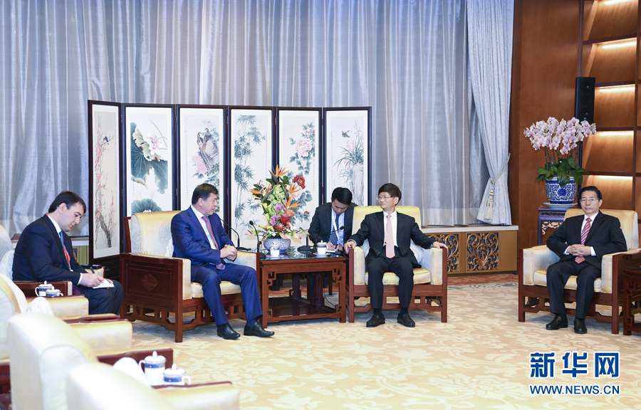 9月26日，中共中央政治局委員、中央政法委書(shū)記孟建柱在北京會(huì)見(jiàn)來(lái)華出席國(guó)際刑警組織第86屆全體大會(huì)的塔吉克斯坦內(nèi)務(wù)部長(zhǎng)拉希姆佐達(dá)。國(guó)務(wù)委員、公安部部長(zhǎng)郭聲琨參加有關(guān)會(huì)見(jiàn)。新華社記者 張領(lǐng) 攝