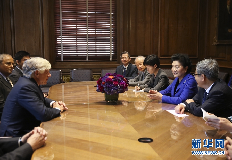 當(dāng)?shù)貢r(shí)間9月26日，國(guó)務(wù)院副總理劉延?xùn)|在紐約哥倫比亞大學(xué)出席中美大學(xué)校長(zhǎng)與智庫(kù)論壇并發(fā)表主旨演講。這是論壇開(kāi)始前，國(guó)務(wù)院副總理劉延?xùn)|（右二）會(huì)見(jiàn)哥倫比亞大學(xué)校長(zhǎng)博林格（左）。新華社記者 王迎 攝